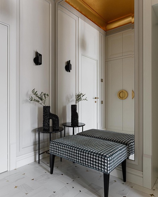 Minimalistyczny sufit w białym salonie, optycznie powiększający i rozjaśniający przestrzeń.