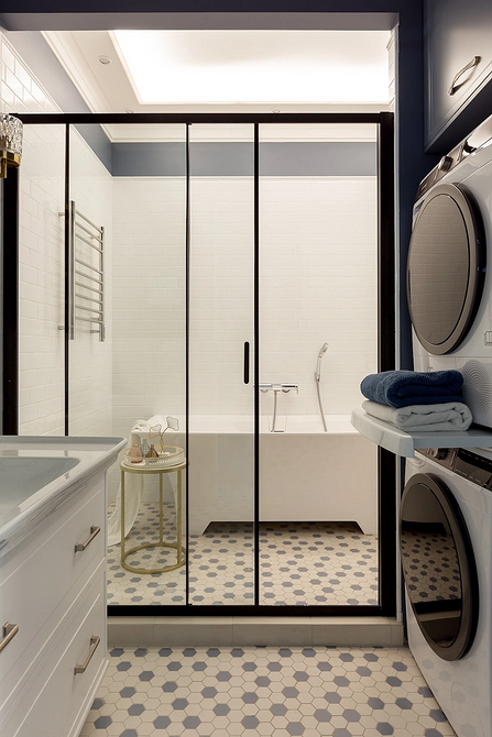 Jasny sufit z subtelnym wzorem – dyskretny sposób na ożywienie i optyczne powiększenie wnętrza.