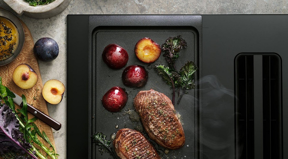 Inteligentna kuchnia 2026: nowoczesna płyta indukcyjna z okapem i automatyczne programy gotowania.