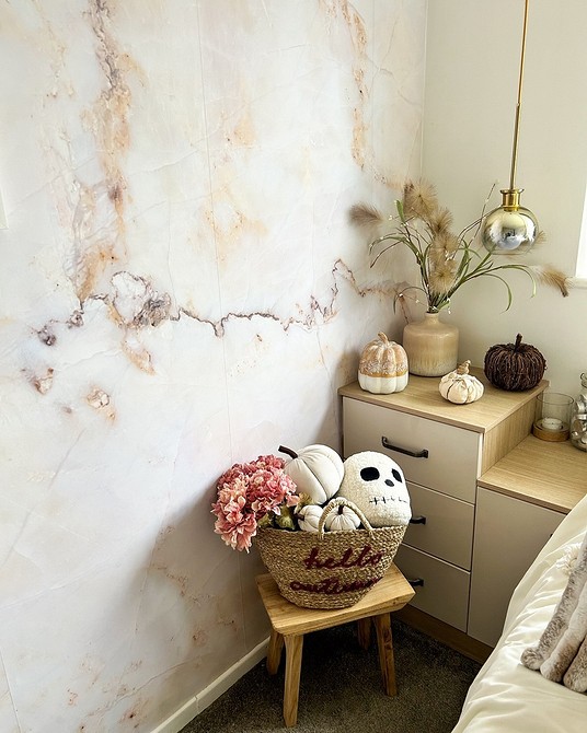 Trendy tapety 2026: geometryczne wzory i minimalistyczny design w nowoczesnym domu.