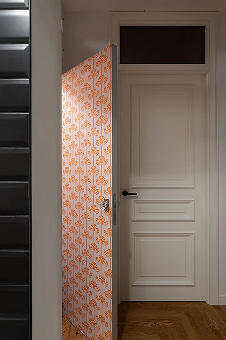 Tapeta z efektem 3D w nowoczesnym salonie, tworząca iluzję głębi 2026.