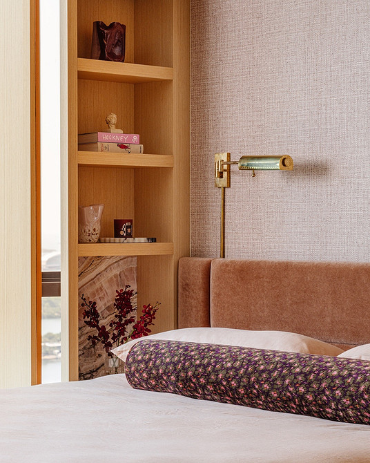 Stylowa tapeta z geometrycznym wzorem w przedpokoju, modne tapety 2026