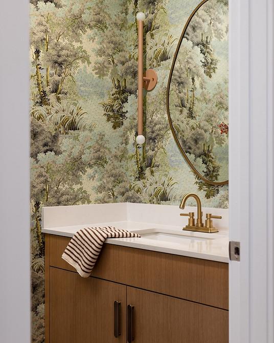 Tapeta w kwiaty w romantycznej sypialni, inspiracje na rok 2026