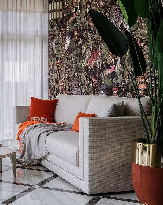 Nowoczesna tapeta z gładkimi liniami w sypialni. Inspiracje tapetowe 2026.