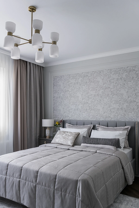 Nowoczesna tapeta w salonie 2026 z geometrycznym wzorem w odcieniach szarości.