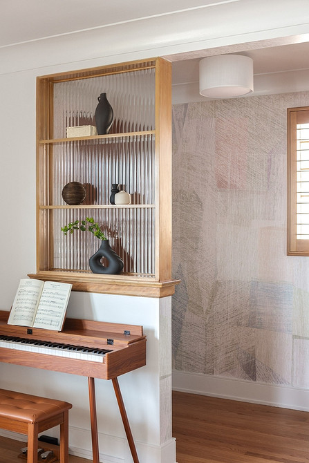 Elegancka tapeta w gładkie linie w sypialni, inspiracje na rok 2026