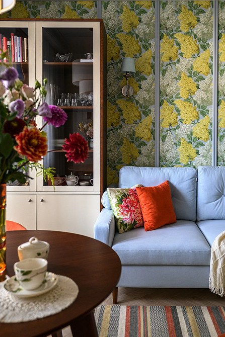 Tapeta z motywem roślinnym w jasnym i przestronnym salonie, 2026