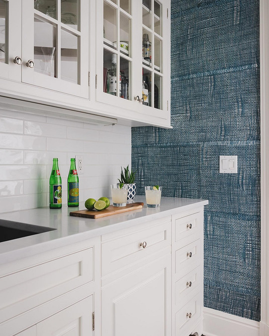 Nowoczesna tapeta imitująca drewno w salonie, inspiracje na 2026