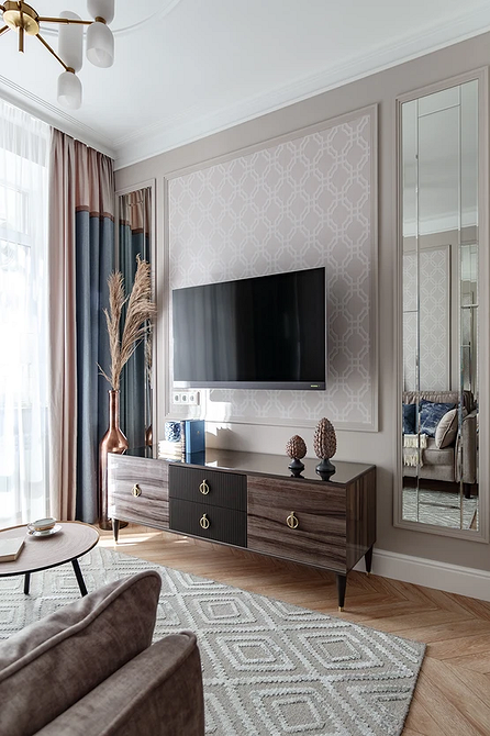 Inspirująca aranżacja małego mieszkania z tapetą w delikatne wzory, 2026