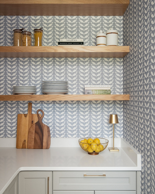 Modna tapeta imitująca fakturę w nowoczesnym salonie, trendy 2026