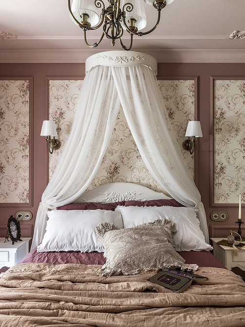 Tapeta w drobne kwiaty w stylu retro w przytulnej sypialni 2026.