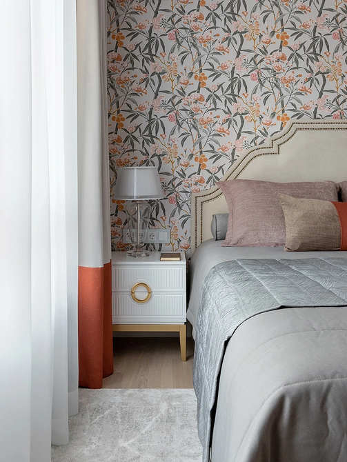 Elegancka tapeta z gładkimi liniami w minimalistycznym wnętrzu, trendy 2026