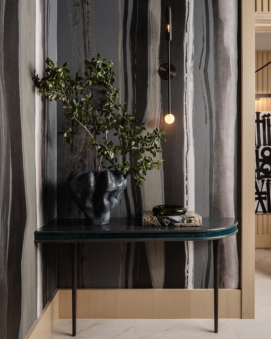 Modna tapeta imitująca fakturę w salonie. Trendy tapet na 2026 rok.