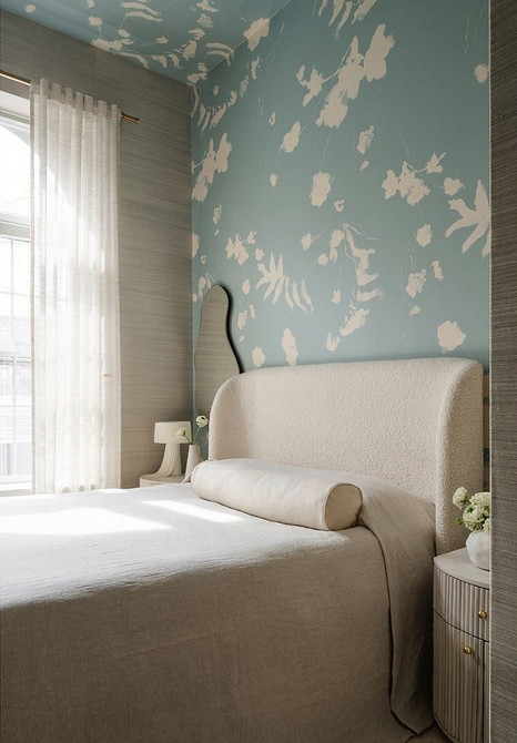 Luksusowa tapeta imitująca marmur w eleganckiej łazience. Trendy 2026.