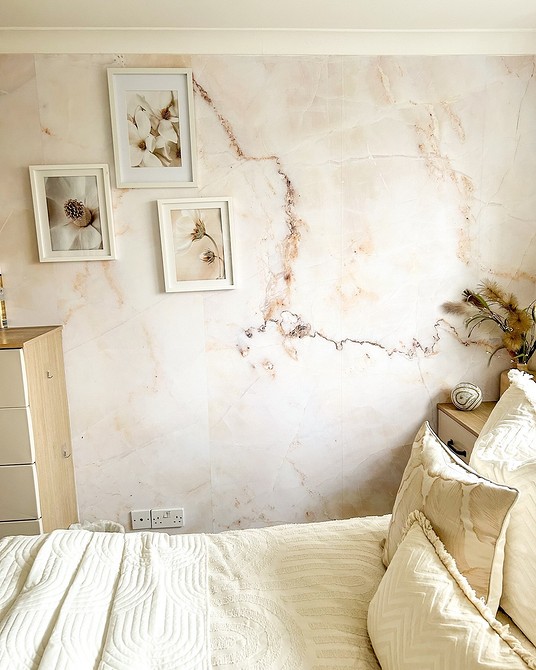 Tapeta 2026 w małym mieszkaniu: jasne kolory i optyczne powiększenie przestrzeni.