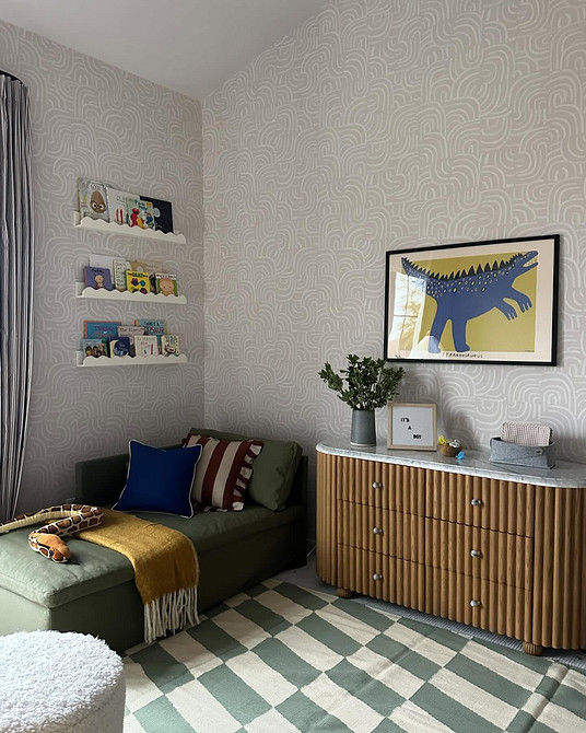 Tapeta 2026 do małego mieszkania: pionowe pasy optycznie podwyższające pomieszczenie.