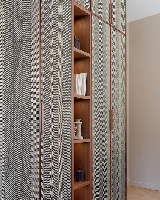 Tapeta z abstrakcyjnym wzorem w salonie, tworząca artystyczny klimat 2026.