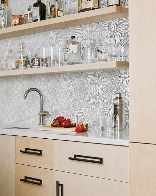 Tapeta imitująca drewno – ciepłe i przytulne wnętrze w stylu rustykalnym 2026.