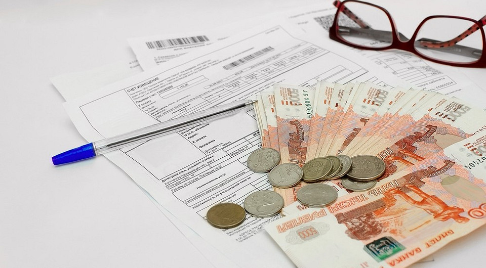 Analiza rachunku za śmieci Zbliżenie na rachunek za wywóz śmieci z zaznaczonymi opłatami i informacjami o segregacji.
