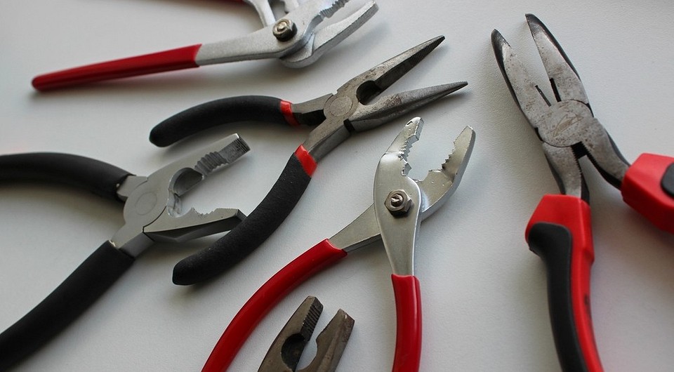 Różnice między pasatizami i płaskoszczypcami: przegląd narzędzi dla majsterkowiczów i profesjonalistów.