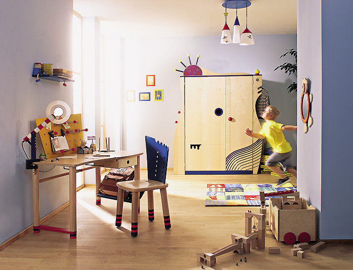 Ergonomiczne biurko dziecięce z regulacją wysokości, idealne dla ucznia w 2026 roku.