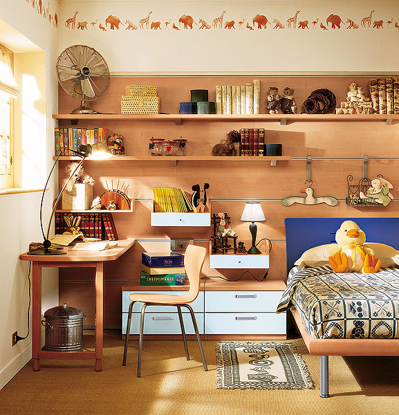 Biurko dziecięce 2026 z regulowanym kątem nachylenia blatu dla poprawnego pisania