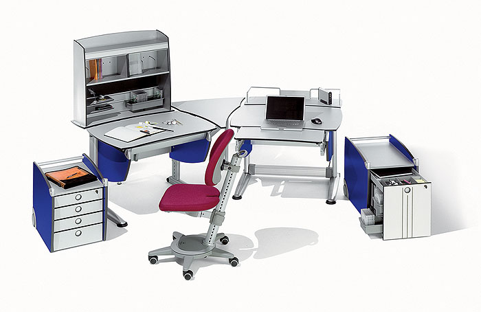 Pokój dziecięcy z regulowanym biurkiem i półkami, optymalizacja przestrzeni w 2026.