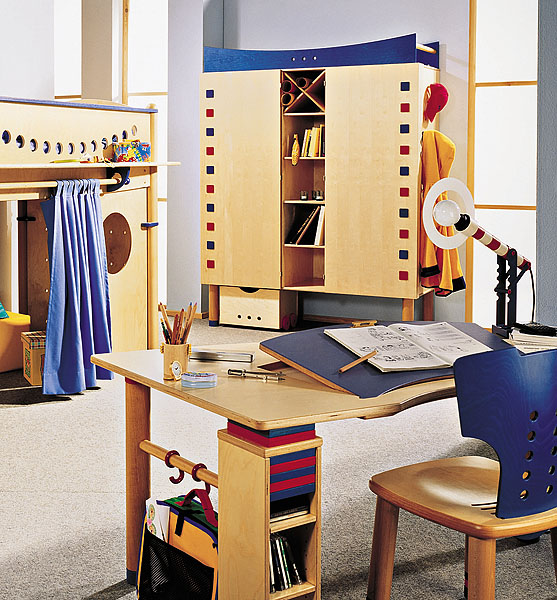 Ergonomiczne biurko transformer w małym pokoju ucznia, wspierające prawidłową postawę, 2026