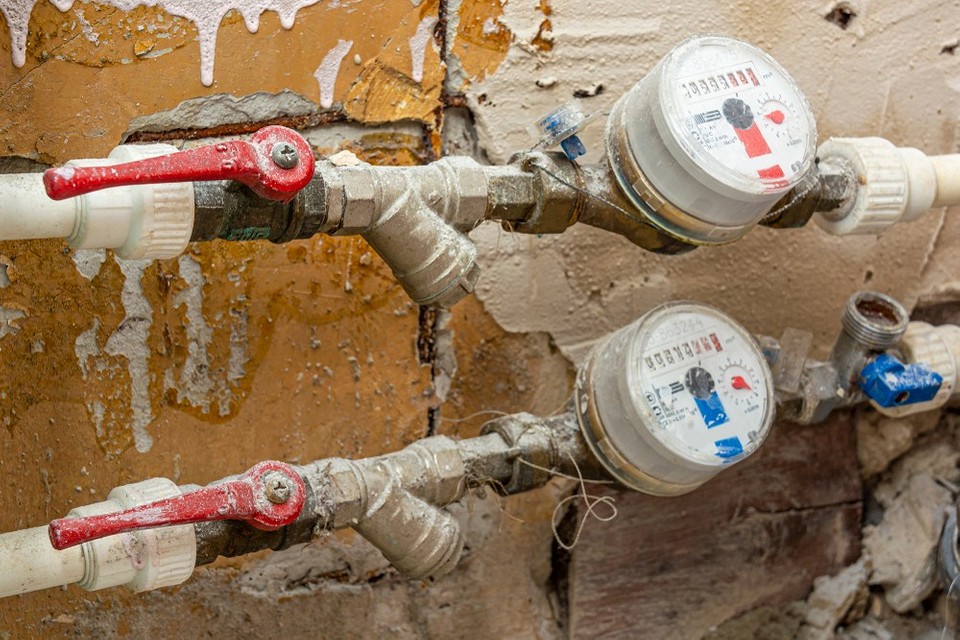 Naprawa cieknącego zaworu kulowego: wymiana uszczelek i dokręcanie elementów