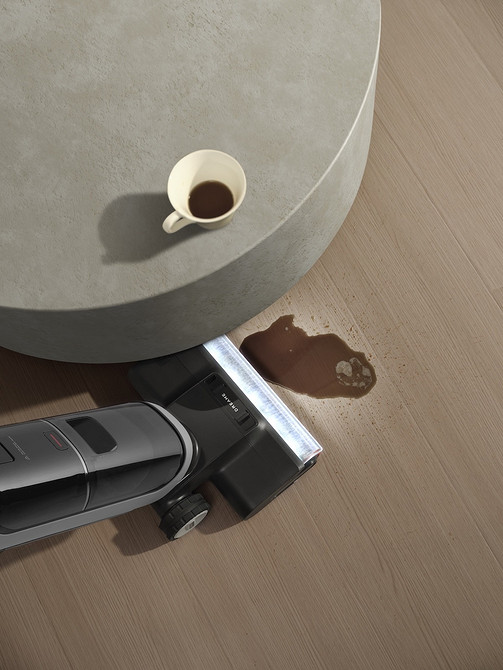 Inteligentne sprzątanie - robot sprzątający omija przeszkody, sprzątając pod meblami.