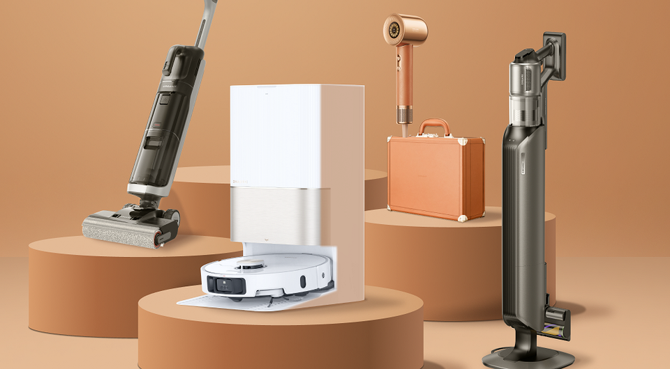 Kobieta otrzymuje prezenty na 8 marca. Pomysły na praktyczne AGD.