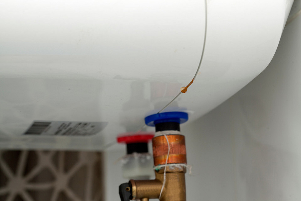 Układ podłączenia bojlera Układ podłączenia bojlera: widoczne zawory, rury i zabezpieczenia termiczne.