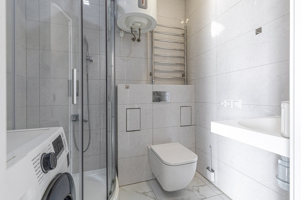 Bojler w małym mieszkaniu Schemat podłączenia bojlera w małym mieszkaniu z uwzględnieniem oszczędności miejsca.