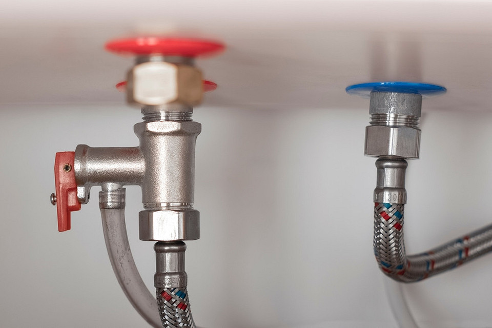 Podłączenie bojlera - etapy Grafika prezentuje etapy podłączenia bojlera, krok po kroku z objaśnieniami.