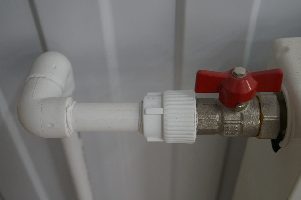 Instrukcja podłączenia bojlera Szczegółowy diagram pokazujący instrukcję podłączenia bojlera do instalacji wodnej i elektrycznej.