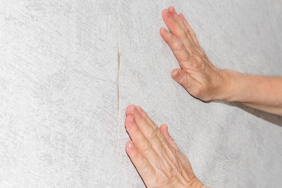 Przygotowanie tapet do malowania: Czyszczenie i gruntowanie tapet przed nałożeniem farby.