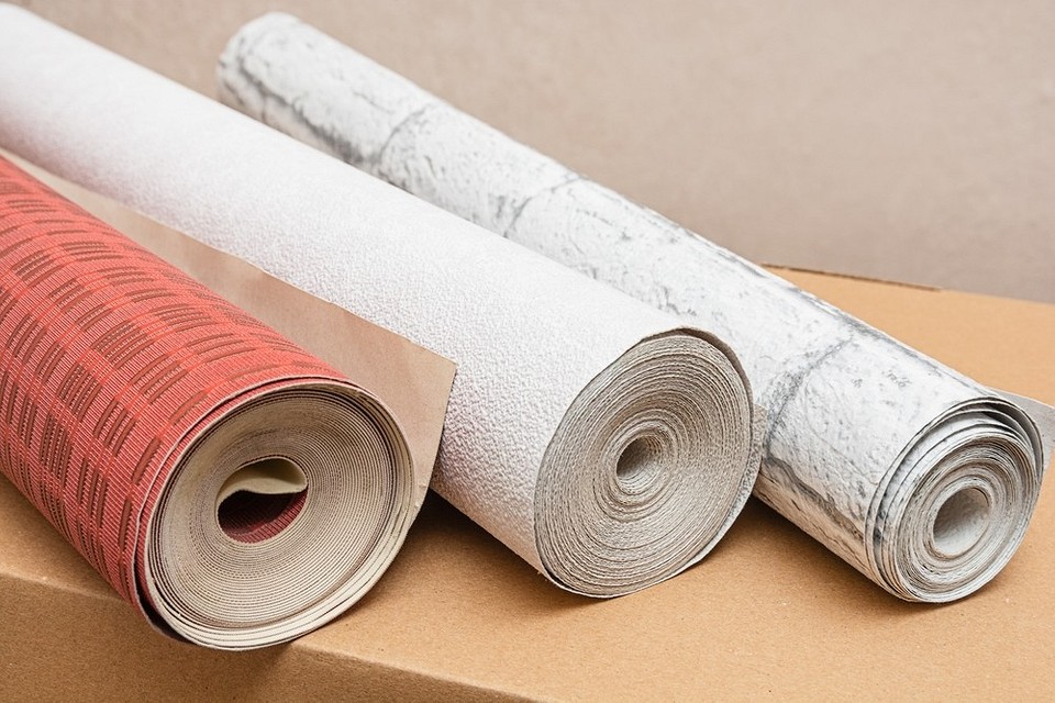 Malowanie tapet flizelinowych: Pomysł na odświeżenie wnętrza bez zrywania starych tapet.