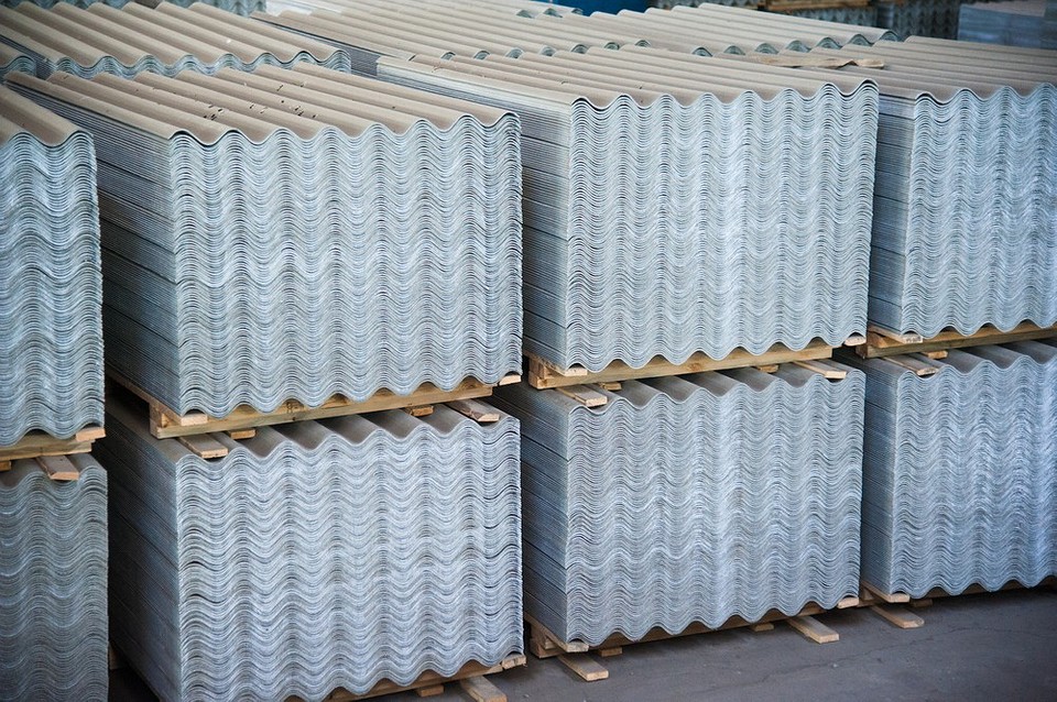 Schemat obliczania nachylenia dachu pod montaż płyt eternitowych falistych.