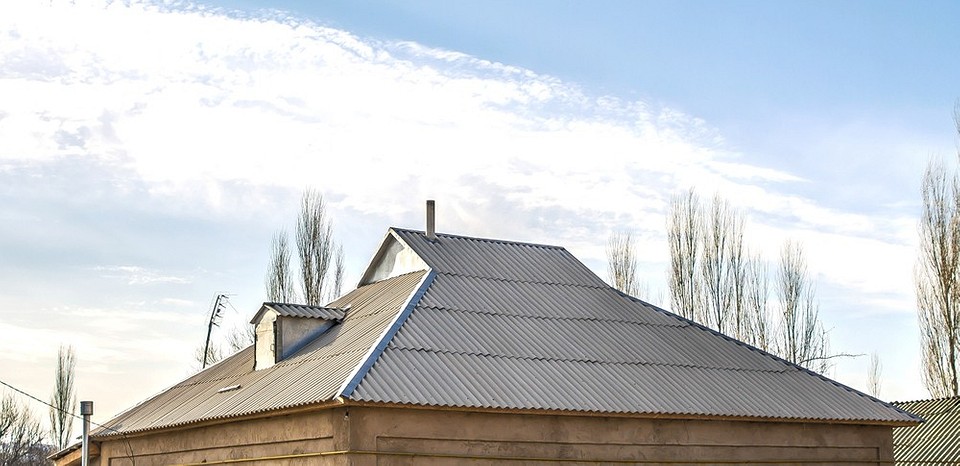 Zdjęcie pokazujące różnice w grubościach płyt eternitowych dostępnych na rynku budowlanym.