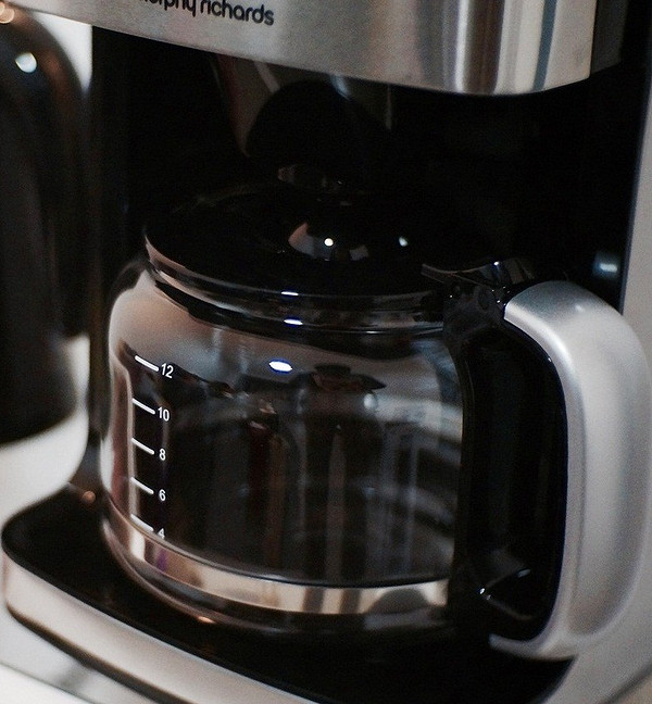 Różne modele ekspresów do kawy, wybór z rankingu 2026 do małej kuchni