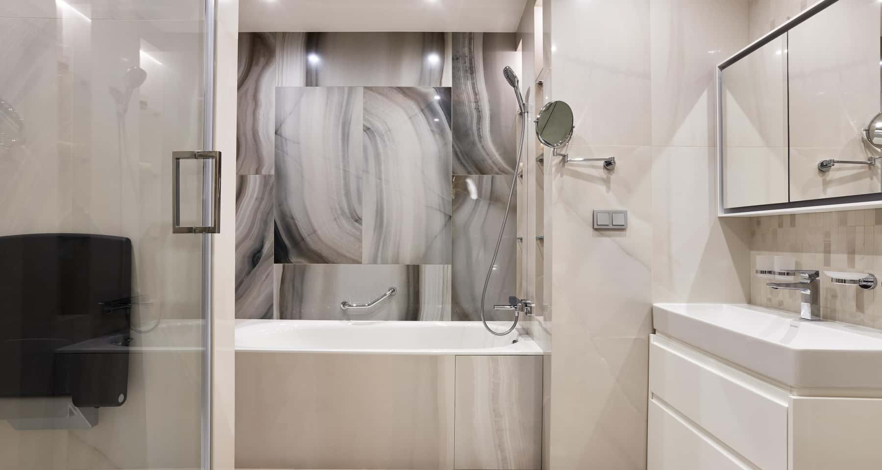 Sypialnia w dużym mieszkaniu po remoncie z elementami inteligentnego domu.