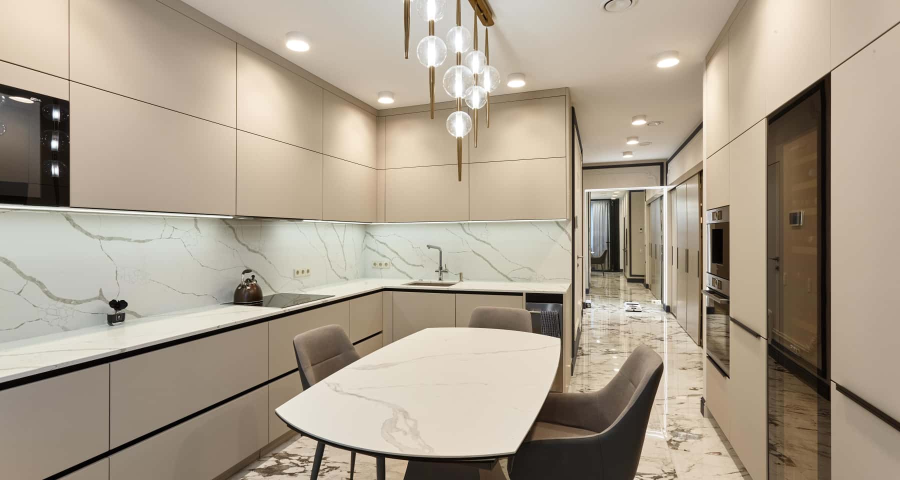 Zdjęcie luksusowej kuchni w dużym mieszkaniu po remoncie z 2026 roku.