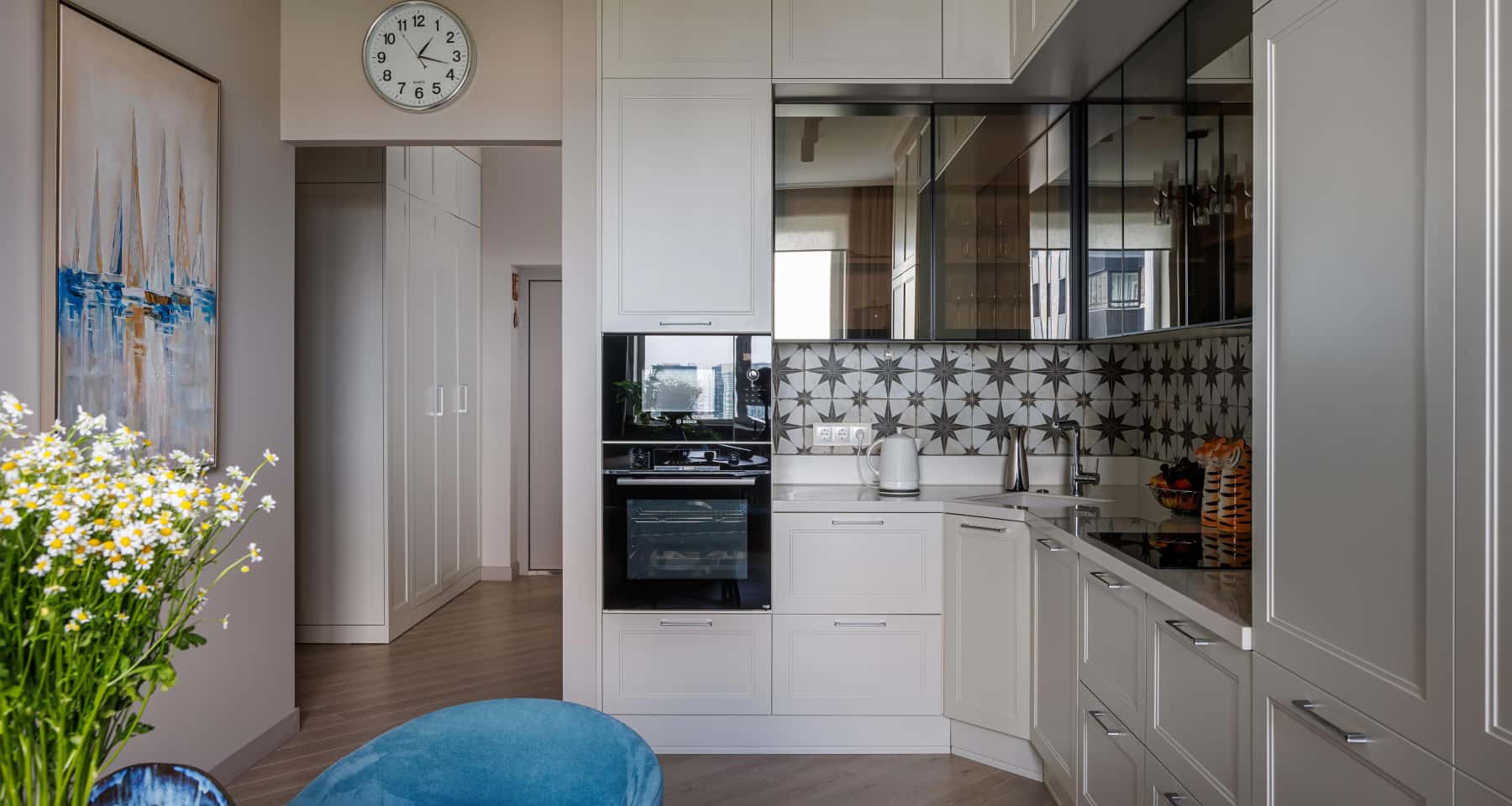 Nowoczesna kuchnia w minimalistycznym stylu z ceramiczną zabudową, aranżacja wnętrz 2026.