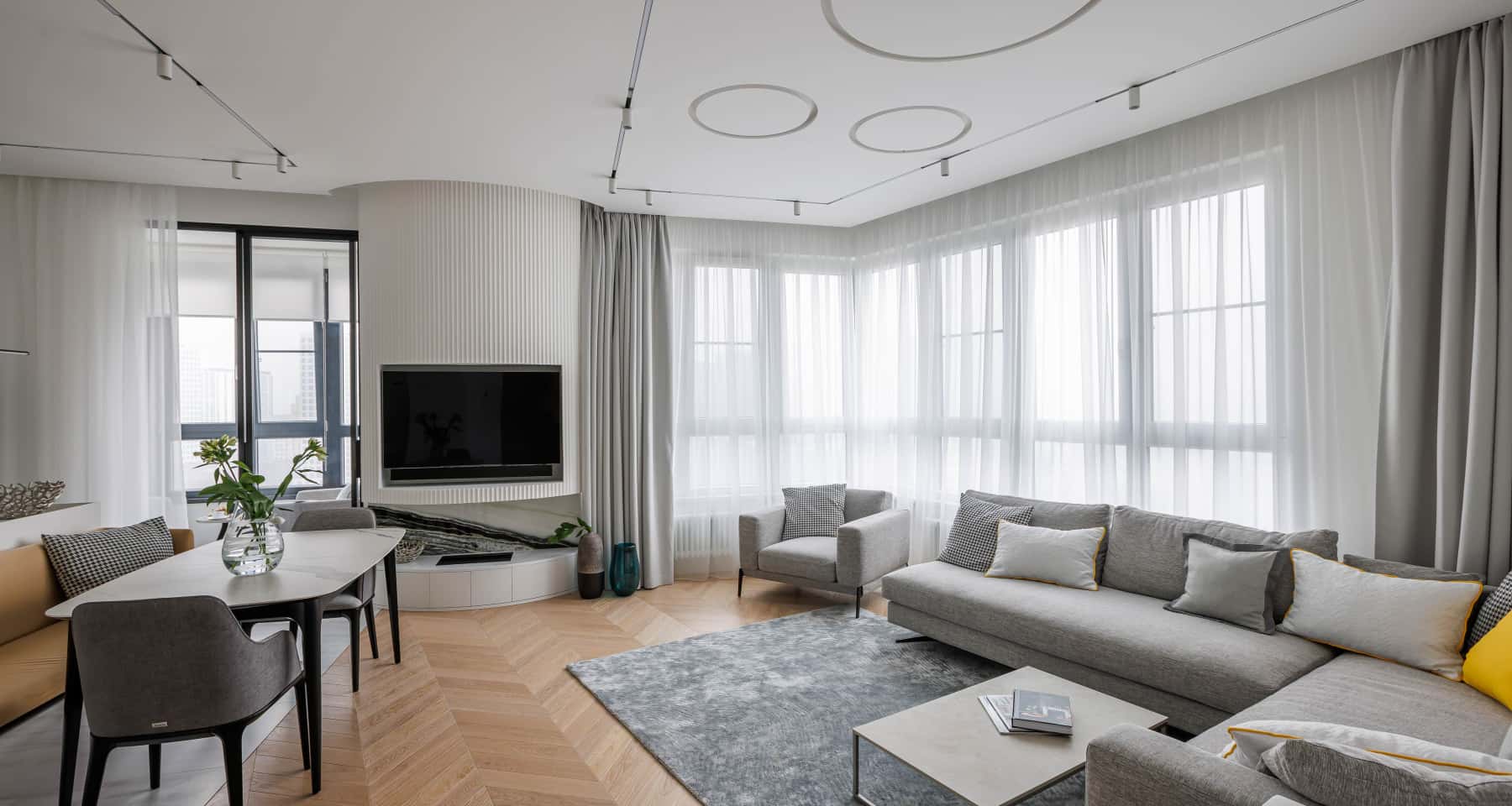 Minimalistyczna kuchnia 2026 z drewnianymi akcentami i aranżacją wnętrz mieszkania.