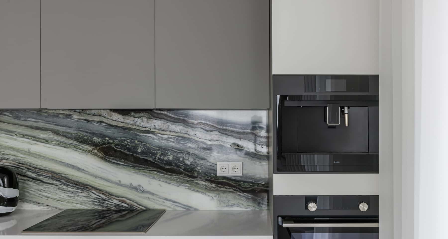 Jasny i przestronny salon w minimalistycznym stylu z dużym oknem, wnętrza 2026.