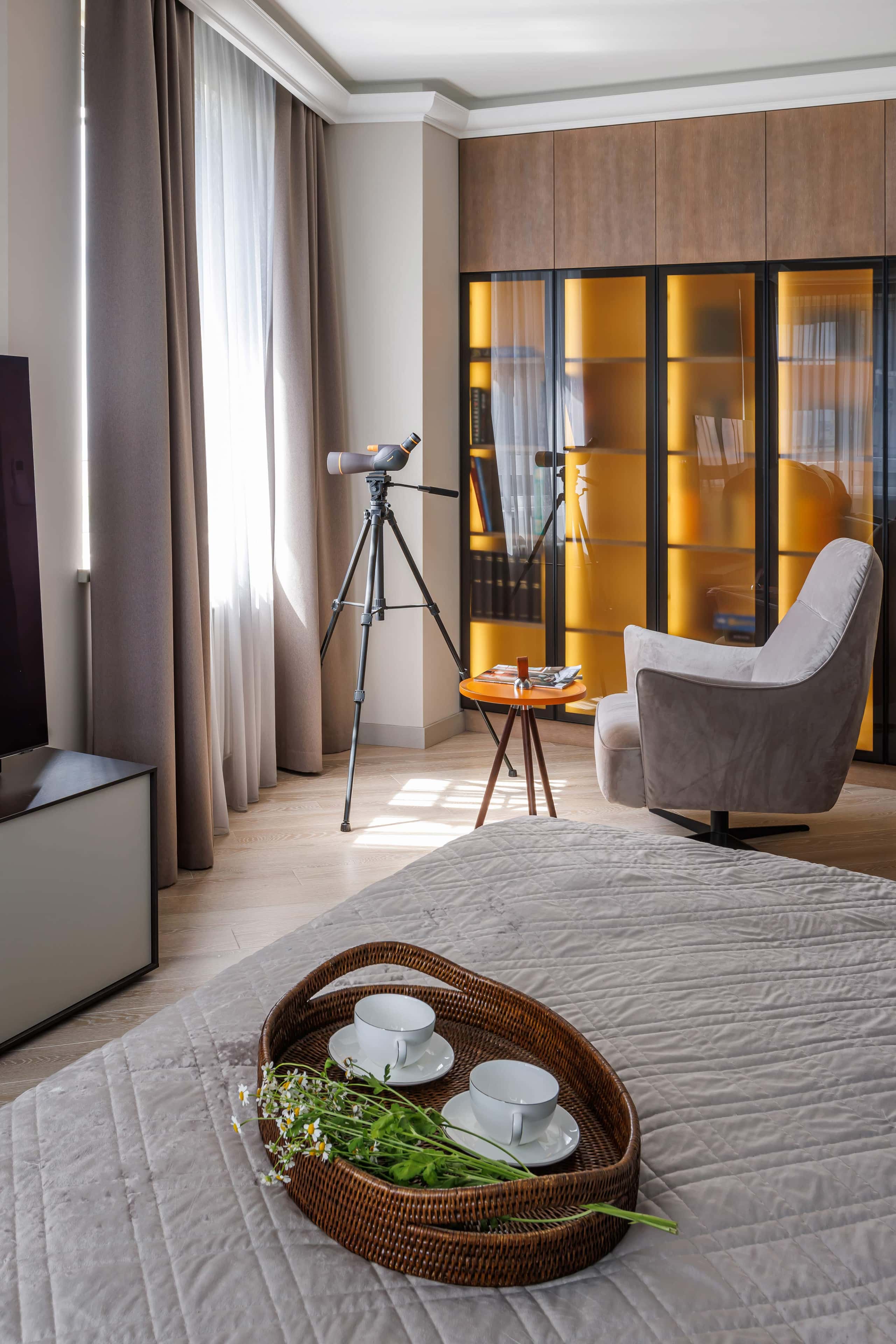 Elegancka sypialnia w stylu minimalistycznym z akcentowym oświetleniem, aranżacja wnętrz 2026.