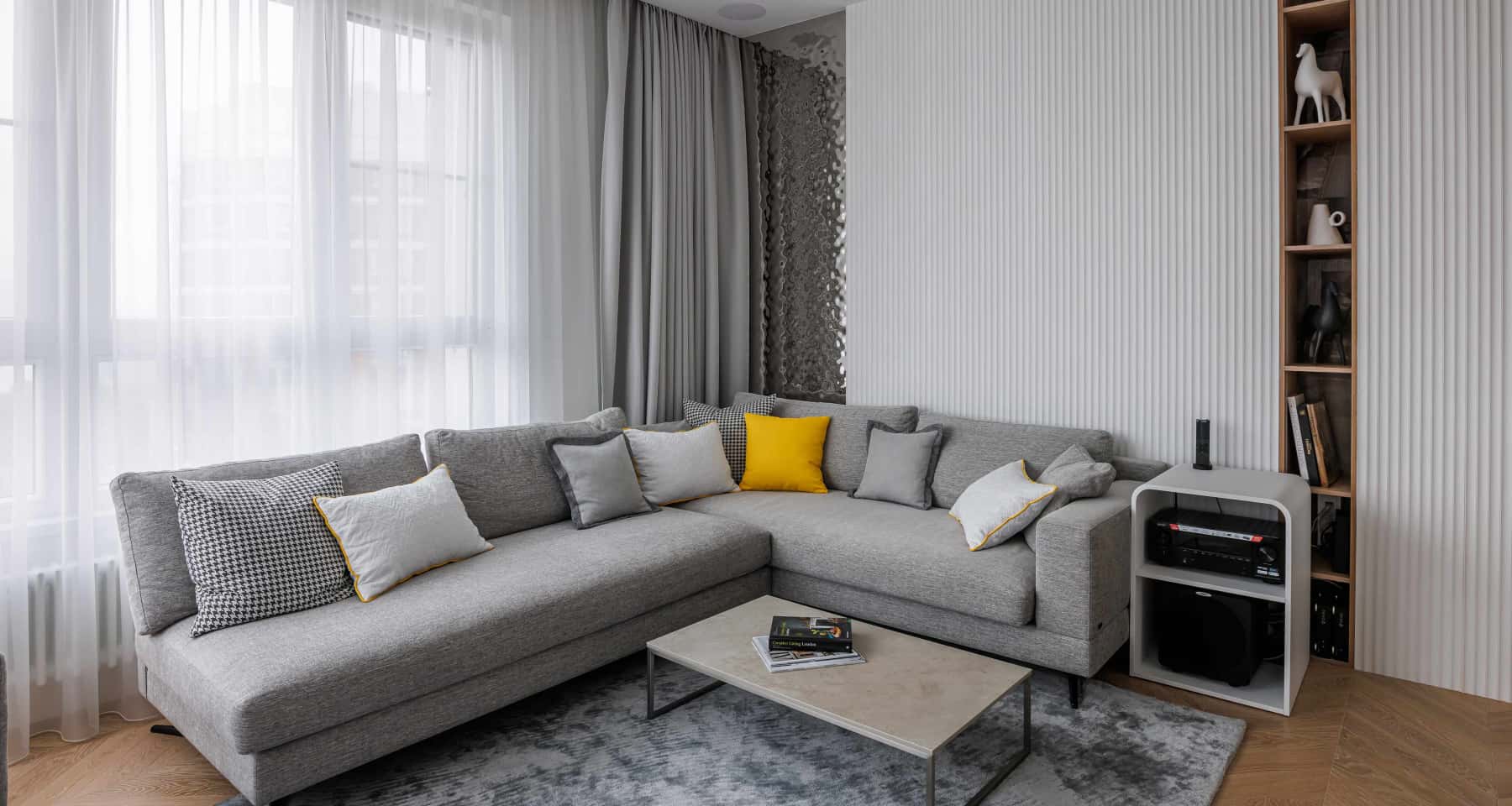 Przytulna sypialnia w stylu skandynawskim 2026 z aranżacją wnętrz mieszkania.