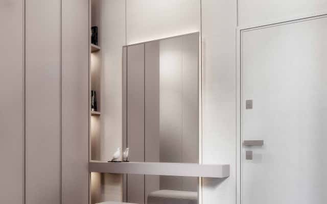 Profesjonalna ekipa remontowa Remont mieszkania w Warszawie: ekipa remontowa podczas prac wykończeniowych