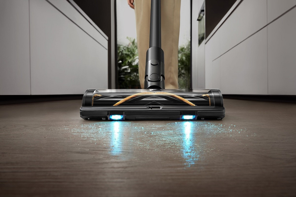 Idealny prezent technologiczny. Eleganckie opakowanie robota sprzątającego jako przykład technologicznego prezentu.