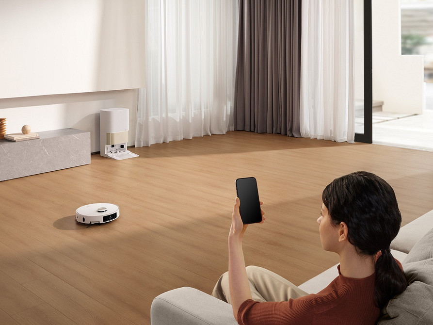 Przyszłość inteligentnego domu. Robot sprzątający w inteligentnym domu, komunikujący się z systemem.